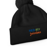 Gorro con pompones"hold my juice box"