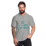 Men's Polo Shirt "sie ist die braut" - gris jaspeado