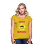 Camiseta con manga enrollada mujer"riesgo biologico" - mustard yellow