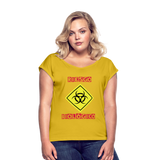 Camiseta con manga enrollada mujer"riesgo biologico" - mustard yellow